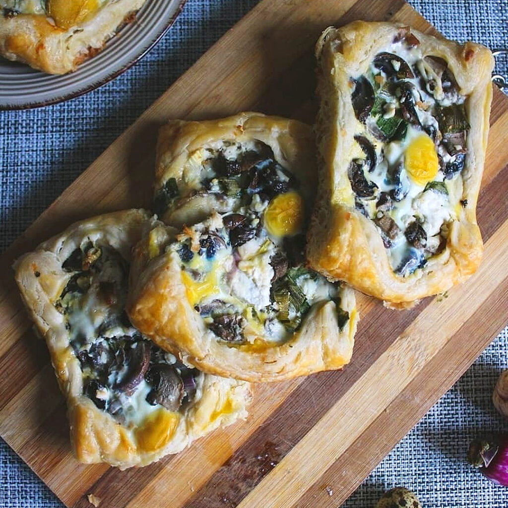 Foietaj cu ciuperci, telemea și ouă de prepeliță