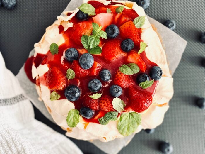 Pavlova Cu Crema De Vanilie Si Fructe De Padure Icooking Pentru Bucatarii De Acasa