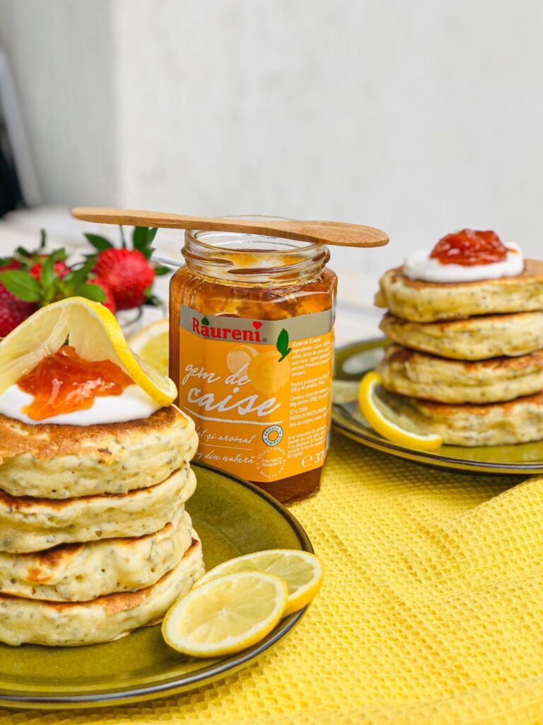 Pancakes cu chia, iaurt grecesc și lămâie