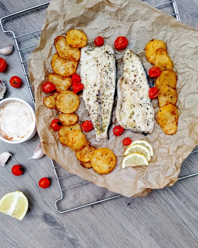 Păstrăv la cuptor cu cartofi și roși