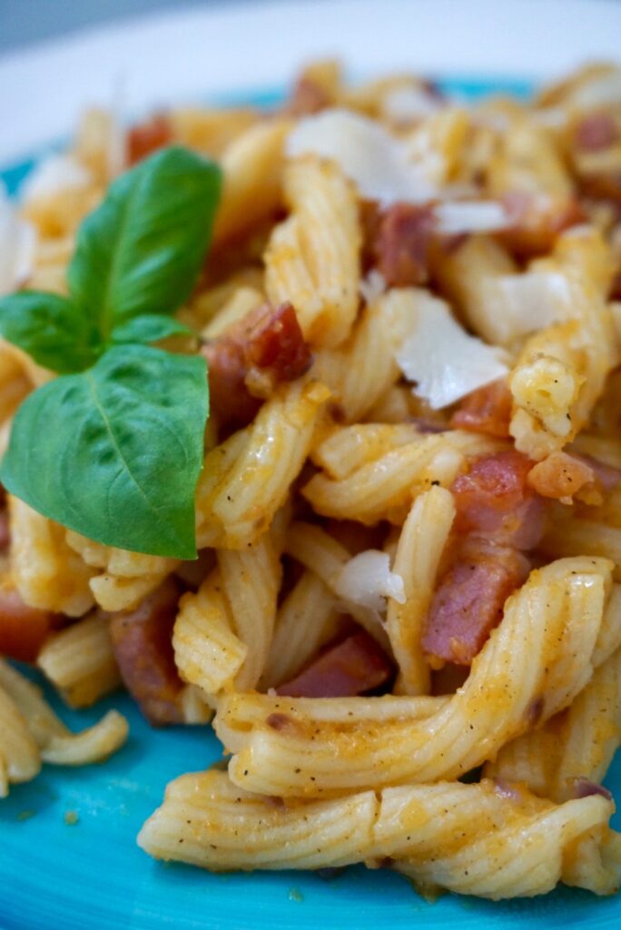 Paste artizanale cu bacon, ceapa rosie si crema de dovleac