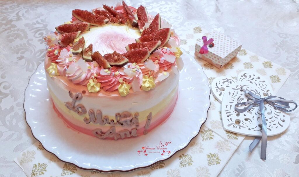 Tort cu fructe de pădure, pere și smochine