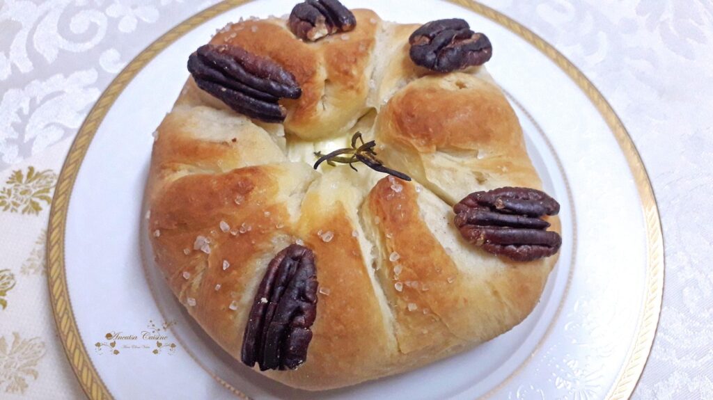 Chiflă cu brânză Camembert, rozmarin și nuci pecan