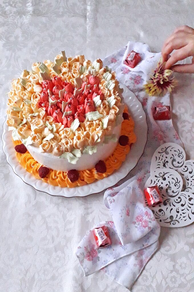 Tort cu trandafiri, nuci, caramel și fructe