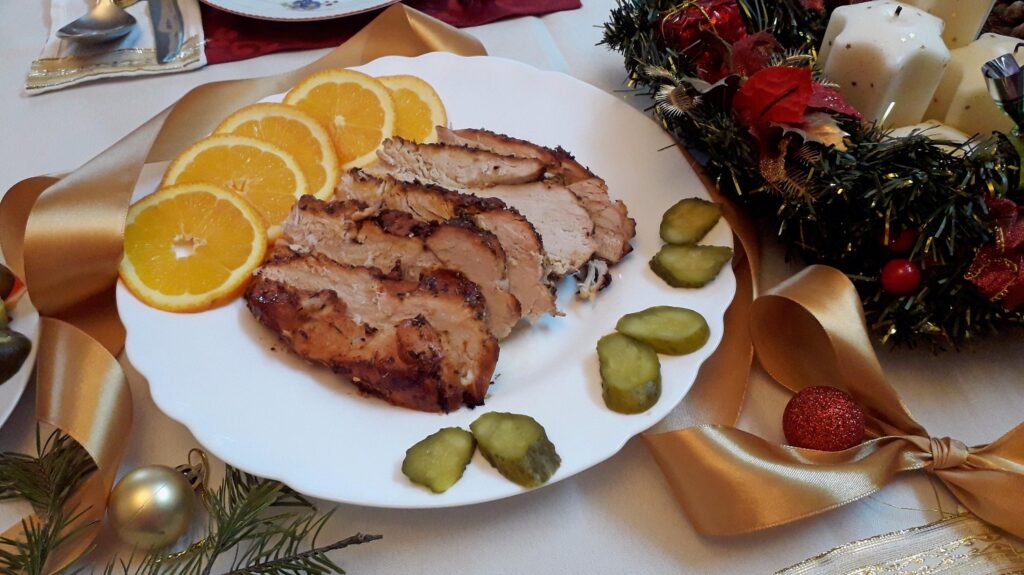 Piept de curcan cu vin alb, mirodenii şi portocală