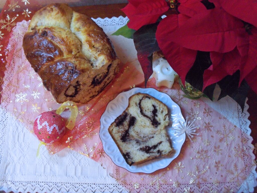 Cozonac cu cacao, nuci şi alune de pădure