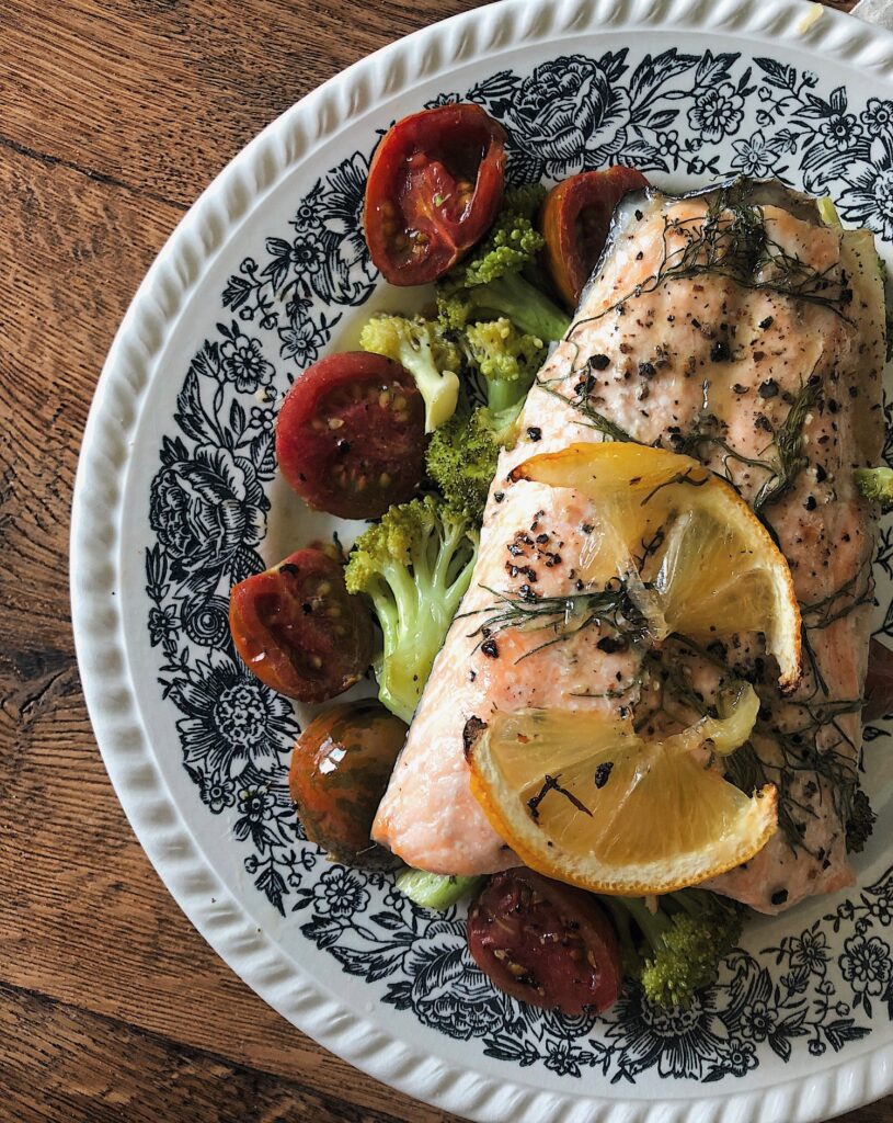 Somon la cuptor cu broccoli și mărar