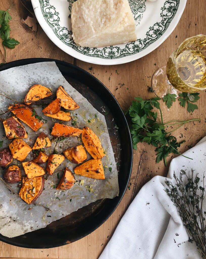 Cartofi dulci la cuptor cu parmezan ras