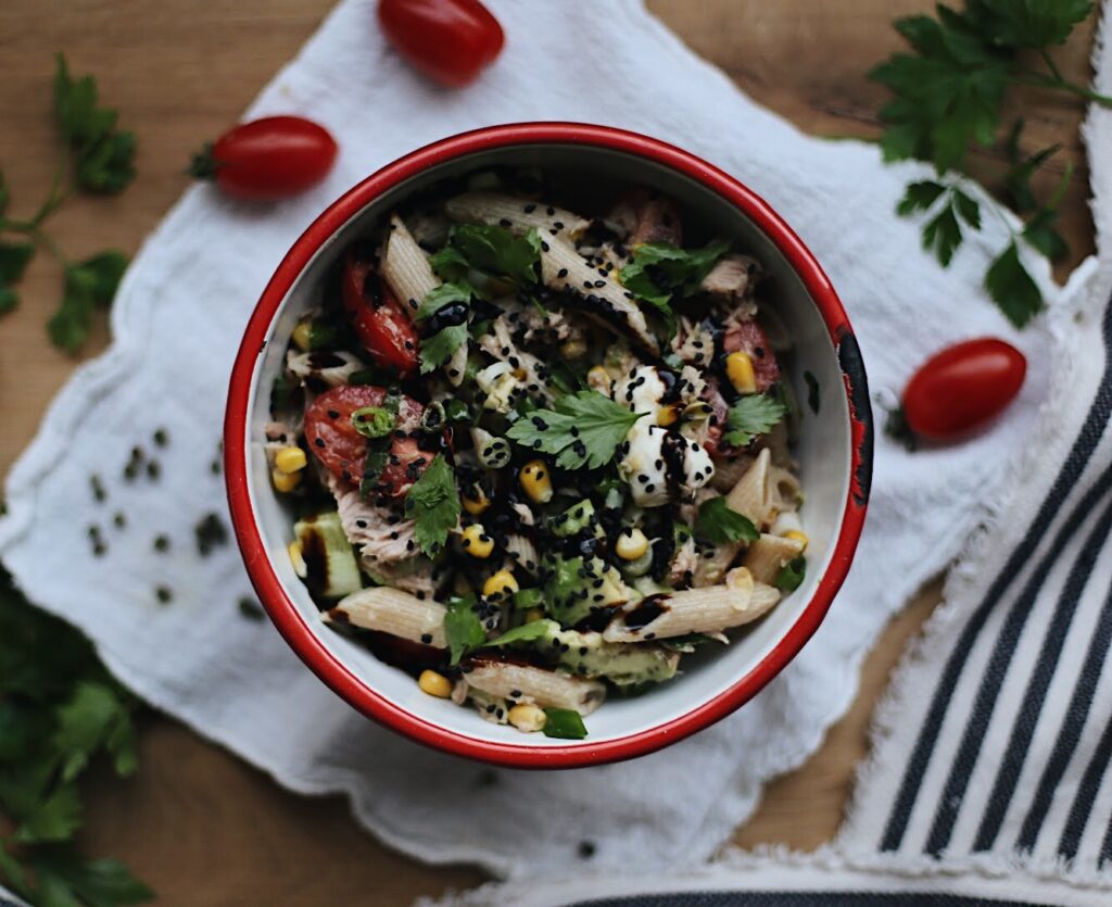 Salată cu paste integrale și ton