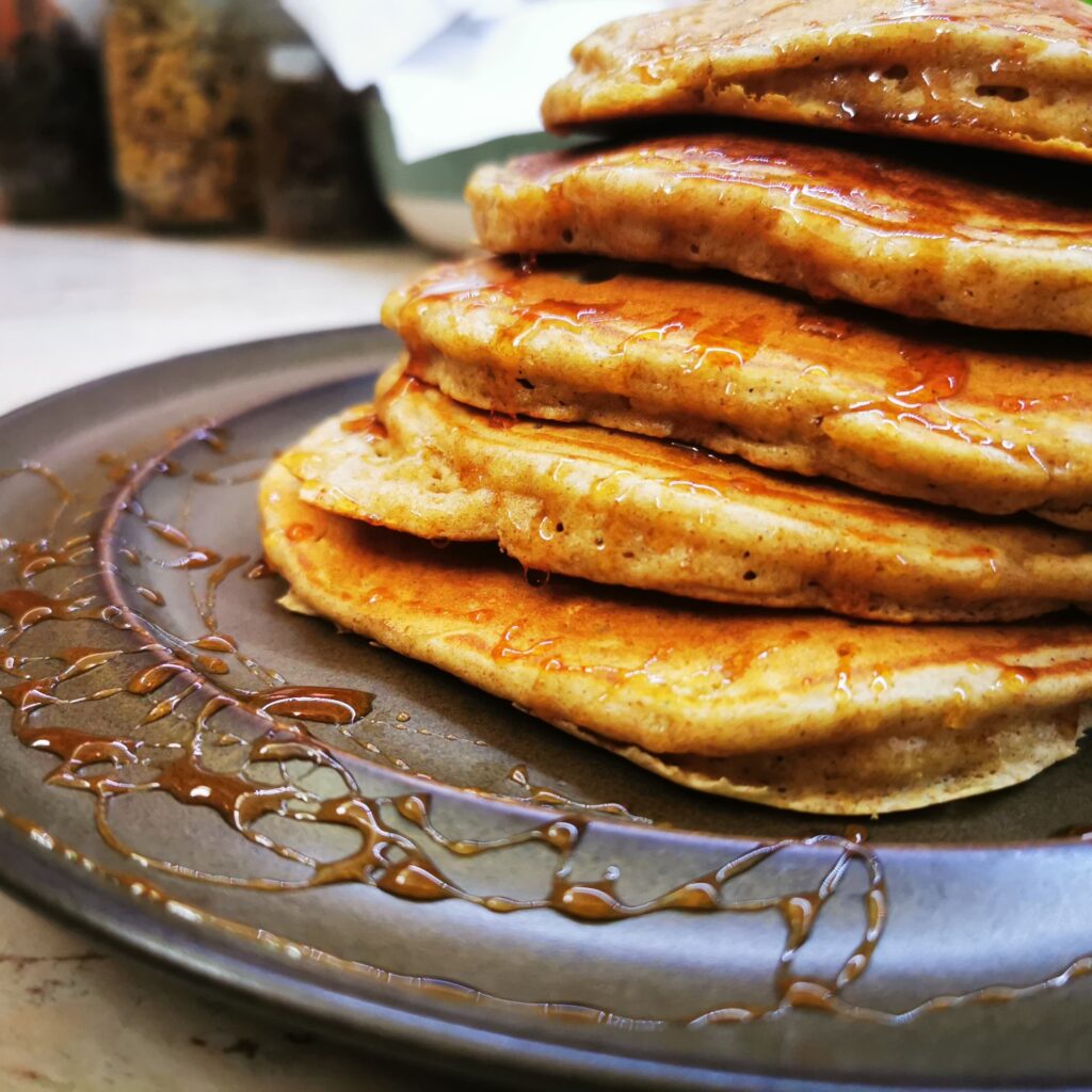 Clătite americane din făină integrală și fulgi de ovăz cu sirop de brad