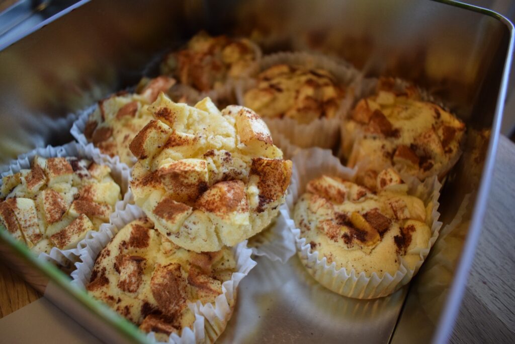 Brioșe cu măr și scorțișoară