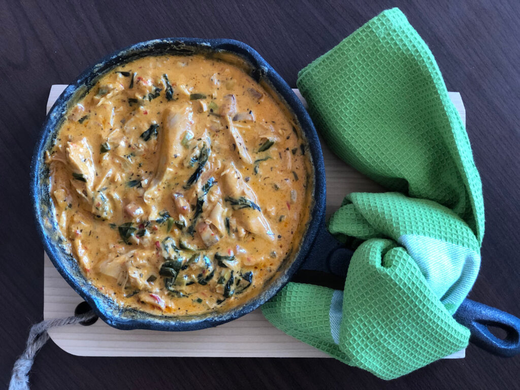 Pui cu sos de smantana, bacon, rosii uscate si spanac