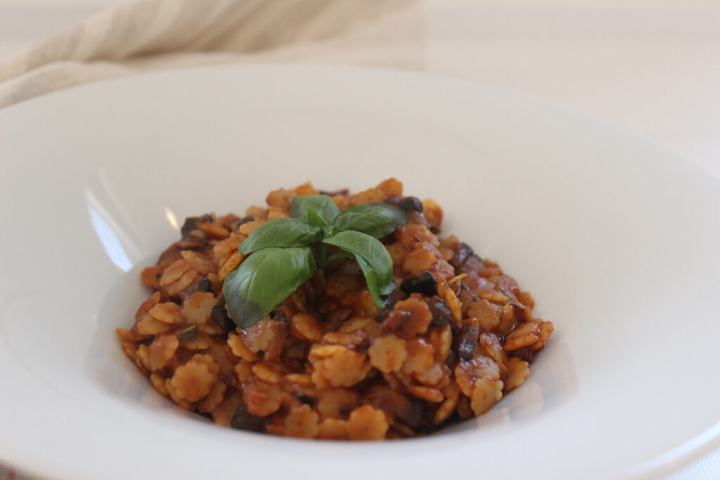 Paste cu sos de rosii, ciuperci si busuioc