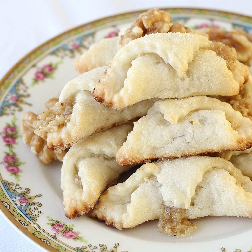 Cornulețe cu dulceață de caise și nucă