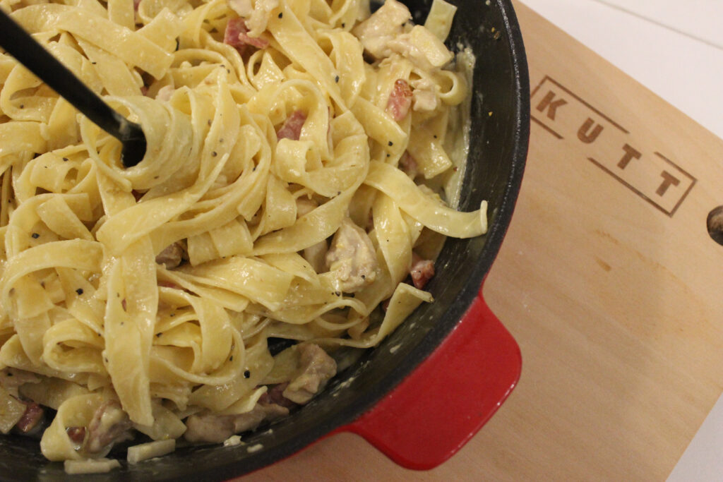 Tagliatelle cu bacon, pui, sos alb, piper cu lămâie și parmezan