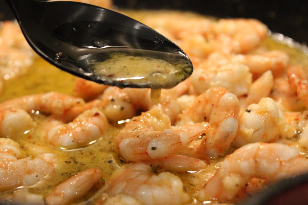 Creveți în unt rumenit cu miere