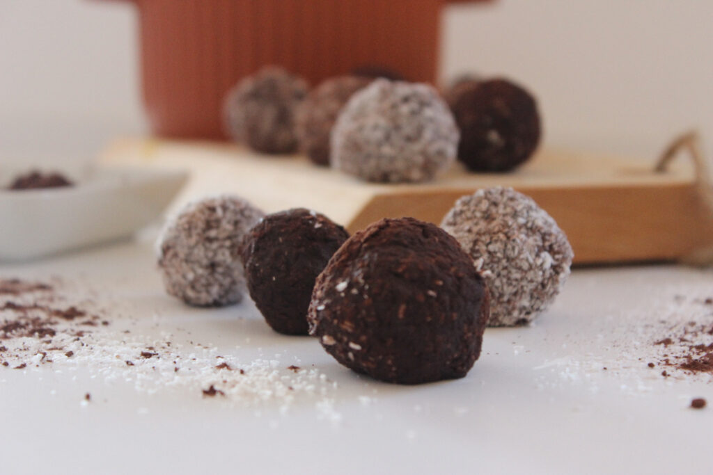 Trufe cu banane, unt de arahide, fulgi de ovaz, cacao si fulgi de cocos