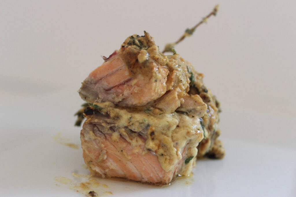 Somon în sos de unt cu muștar și lămâie