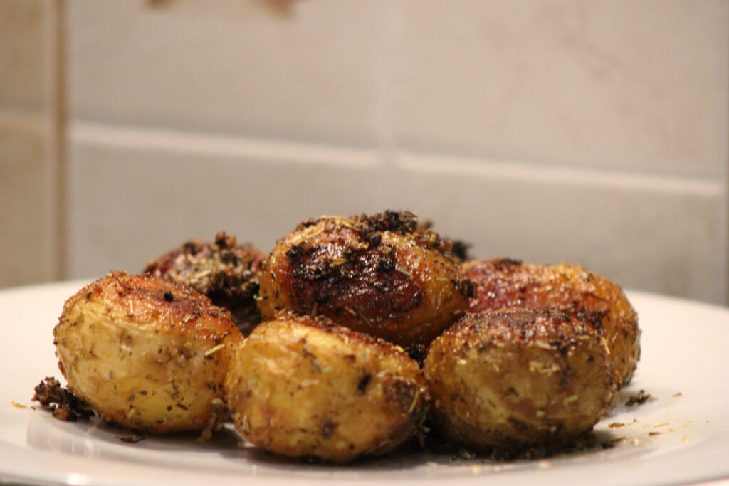 Cartofi noi la cuptor, asezonati cu sare afumata si ierburi de provance