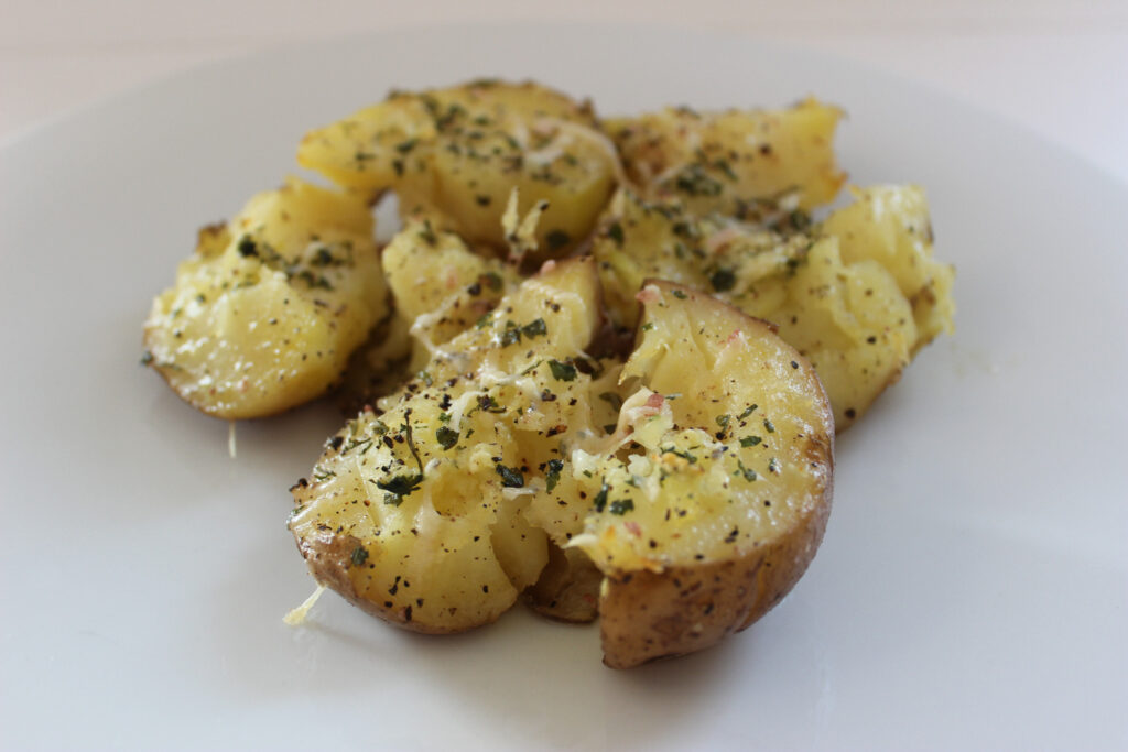 Cartofi crocanti zdrobiti cu unt rumenit, usturoi si parmezan