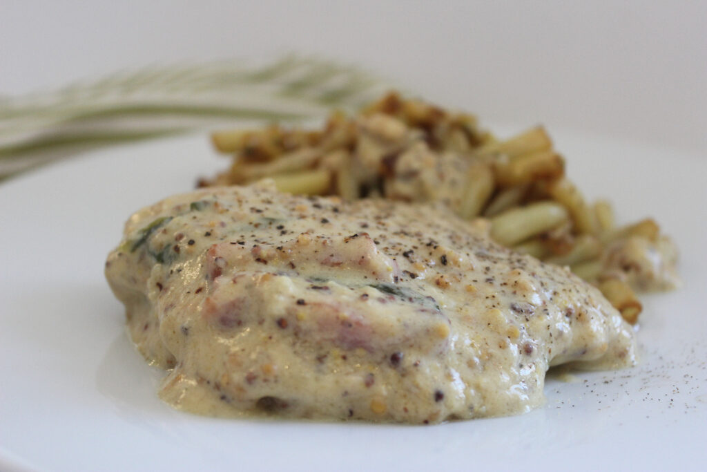 Pui cu miere, muștar și bacon crocant