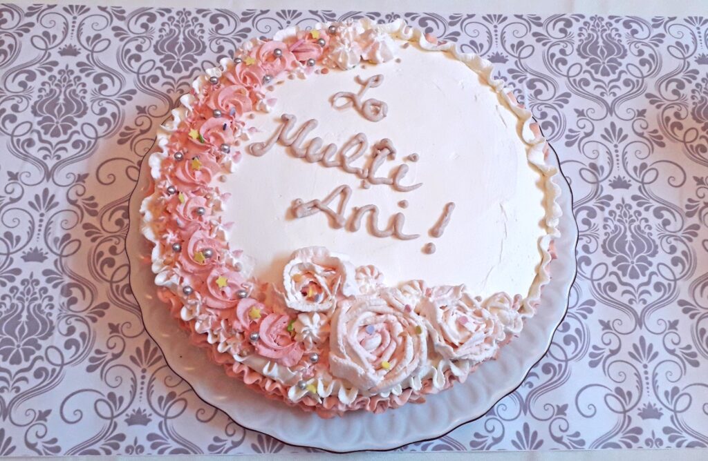 Tort cu trandafiri, volănașe și cremă de zmeură