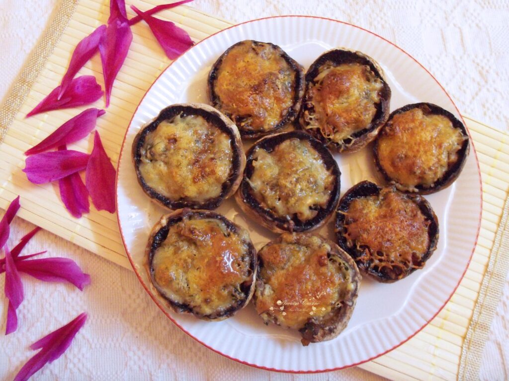 Ciuperci cu unt, verdeaţă şi caşcaval