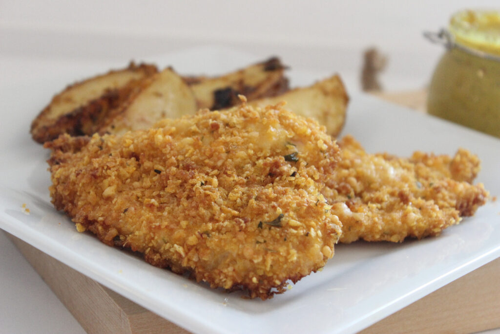 Snitele de pui in crusta de porumb si parmezan