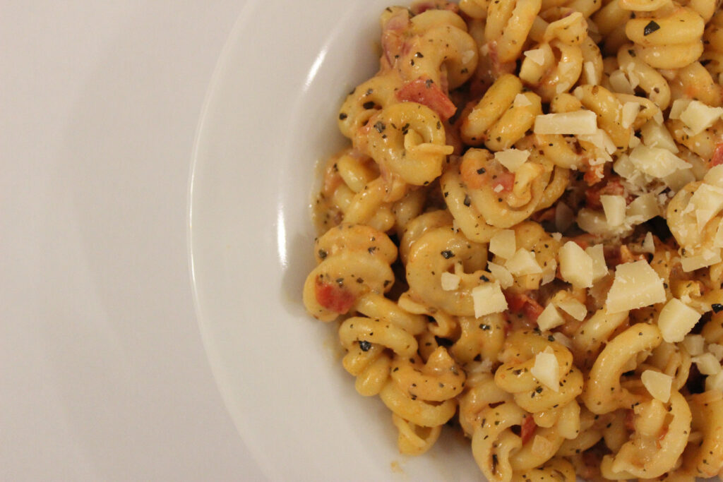 Paste trottole cu sos alb, parmezan si busuioc