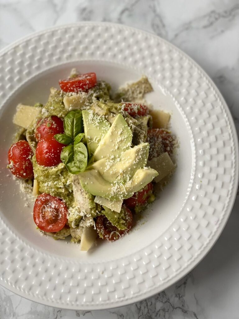 Tagliatelle cu busuioc și sos de pesto cu avocado