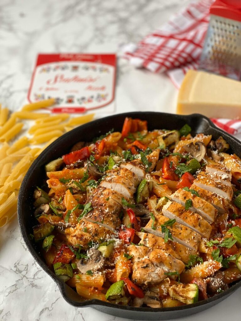 Paste cu sos de legume, pui și legume la grill