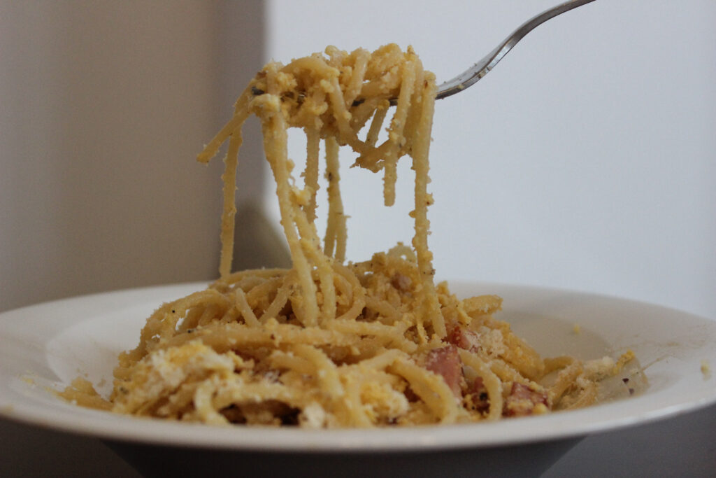 Spaghete Carbonara cu sos din ou