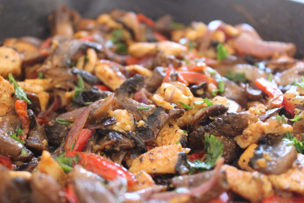 Fasii de pui cu ciuperci brune si ardei iute