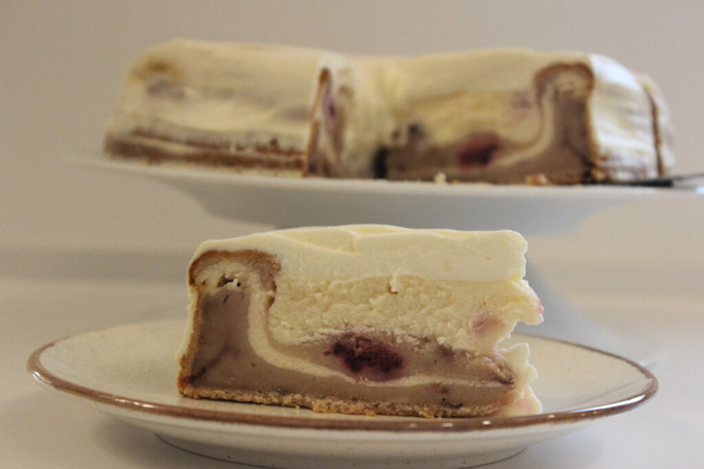 Tort de branza cu mure si lamaie