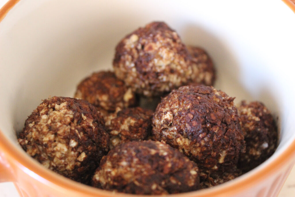 Trufe cu banana, fulgi de ovaz si pudra de roscove