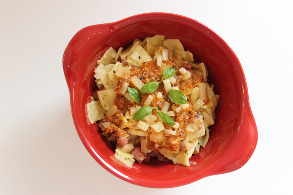 Lascute cu sos alb, bacon, pesto rosu, busuioc si parmezan