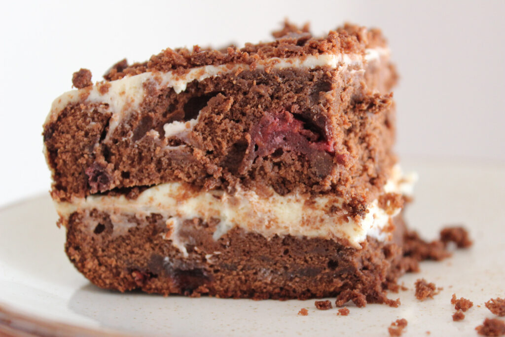 Tort de ciocolata cu zmeura si crema de mascarpone