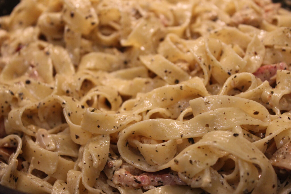 Tagliatelle cu prosciutto crudo afumat