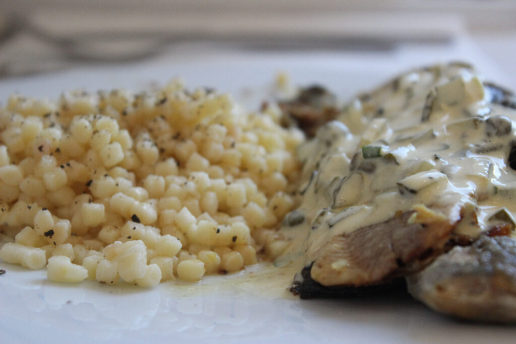 Pastrav cu couscous cu ulei de avocado si piper cu lamaie