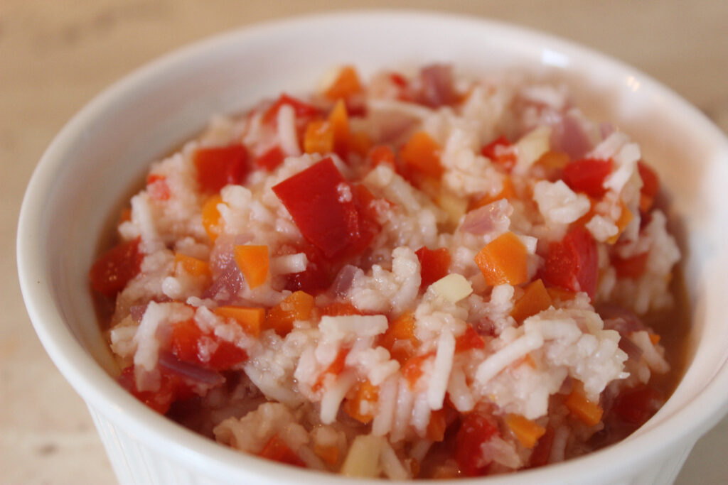 Orez cu ardei, morcov si radacina de patrunjel