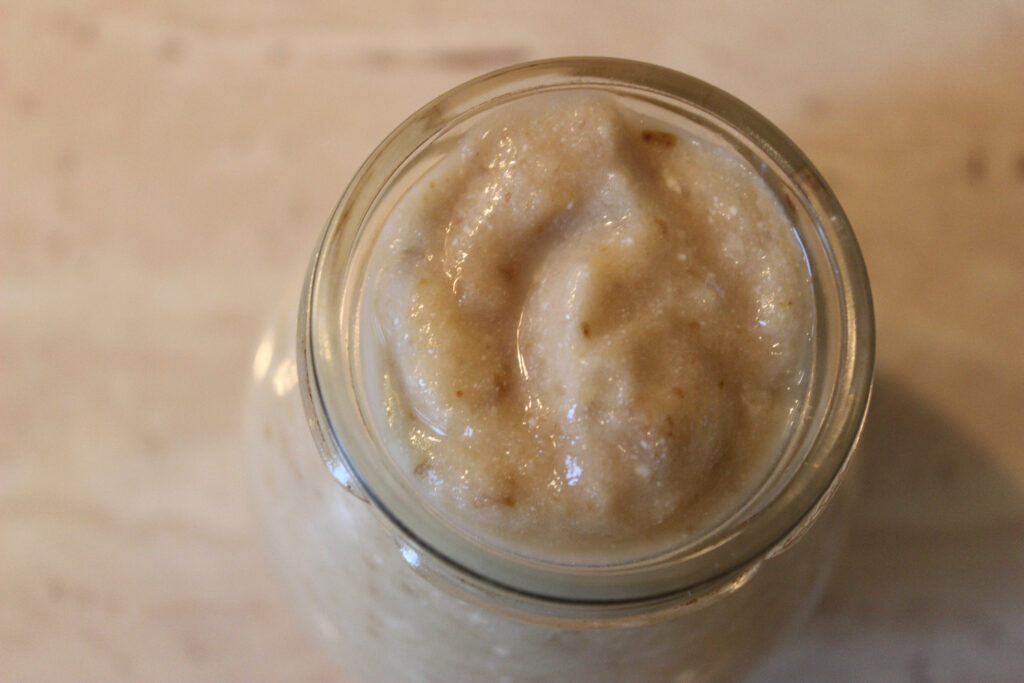 Piure din para, banana, zeama de lamaie, biscuit si branza de vaci proaspata