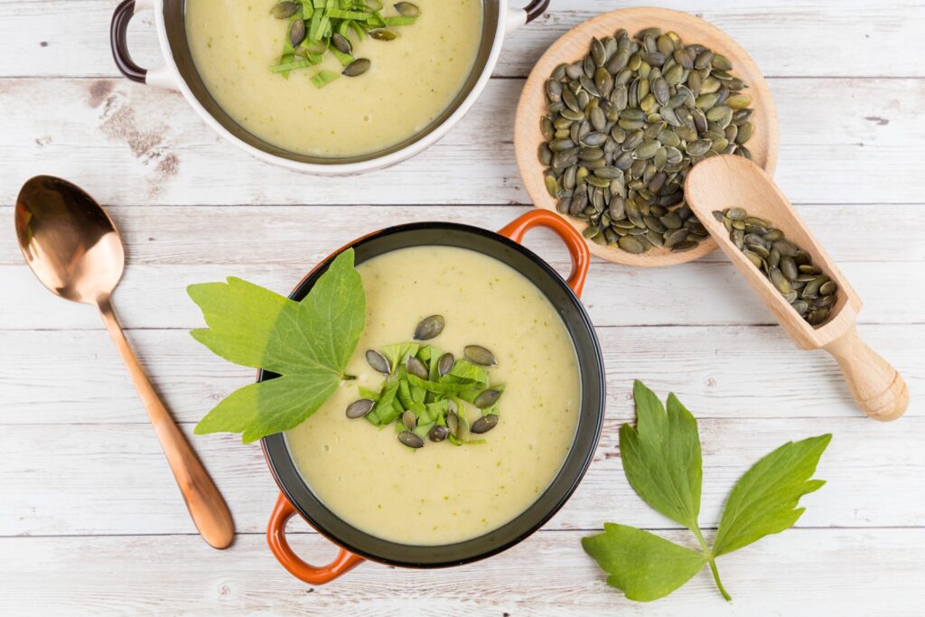 Supă cremă de cartofi cu leuștean