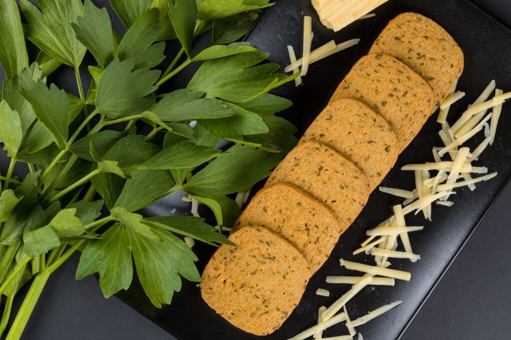 Biscuiți cu leuștean și cheddar