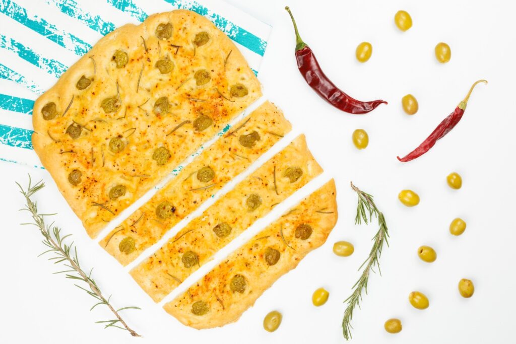 Focaccia cu măsline și rozmarin