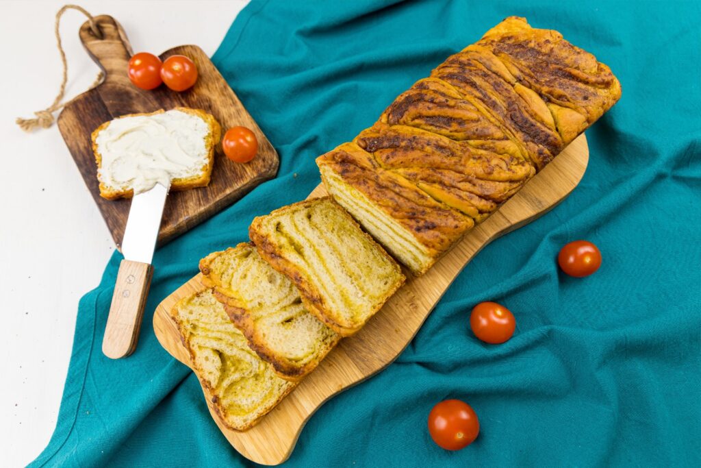 Pâine împletită, cu pesto de busuioc