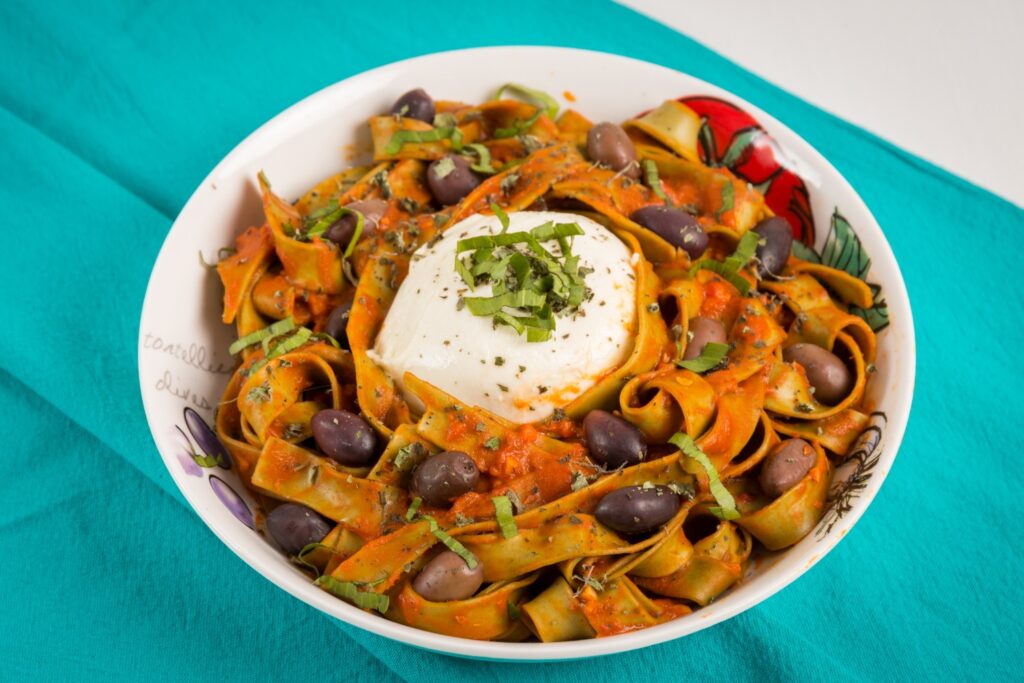 Tagliatelle cu sos de ardei copt și mozzarella