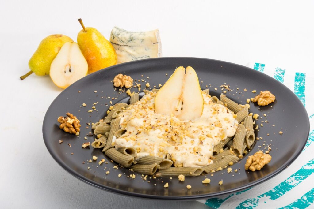 Paste cu sos de gorgonzola, pere și nuci