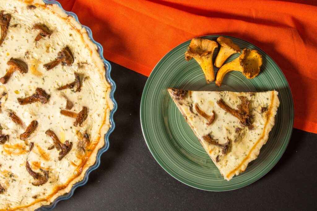 Tartă cu gălbiori, brânză și ceapă caramelizată