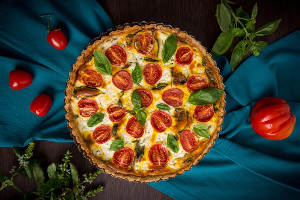 Tartă cu roșii, mascarpone și busuioc