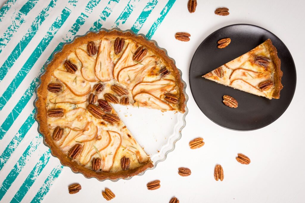 Tartă cu cheddar, blue cheese și pere